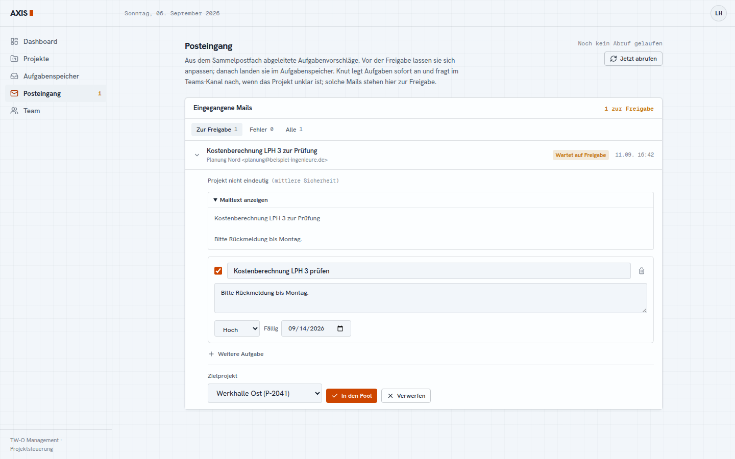 AXIS-Posteingang mit Testmail zur Kostenberechnung, geöffnetem Mailtext und bearbeitbarem Aufgabenvorschlag im Status Wartet auf Freigabe.